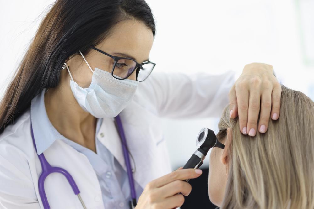 أعراض التهاب الأذن الوسطى عند الكبار